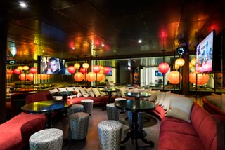 Espacio de entretenimiento moderno con cómodos sofás y luces vibrantes | MSC Cruceros
