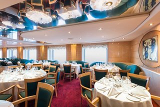 El restaurante cuenta con un ambiente acogedor, mesas dispuestas y vista al mar | MSC Cruceros