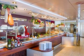 Un vibrante área de buffet que ofrece una variedad de deliciosos platos para los huéspedes en Le Bistrot de MSC Lirica | MSC Cruceros