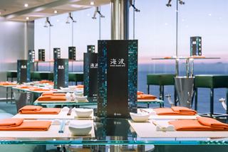 Kaito Sushi Bar con mesas y ventanas, ofrece una experiencia gastronómica única a bordo | MSC Cruceros