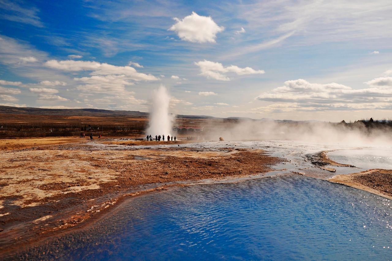 Una vista impresionante del géiser Strokkur en erupción en Islandia, rodeado de paisajes pintorescos y cielos vibrantes | MSC Cruceros