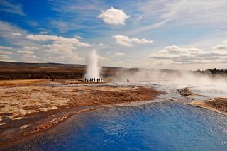 Una vista impresionante del géiser Strokkur en erupción en Islandia, rodeado de paisajes pintorescos y cielos vibrantes | MSC Cruceros