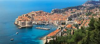 Ein Panoramablick auf die Küste von Dubrovnik, der die historische Architektur und das lebendige Meer hervorhebt | MSC Cruises