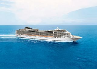 Vue aérienne du MSC Splendida voguant gracieusement sur la mer d'un bleu profond sous un ciel radieux | MSC Croisières