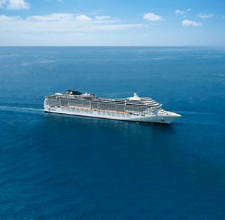 Das Schiff MSC Divina gleitet friedlich über das blaue Meer unter einem klaren Himmel | MSC Cruises
