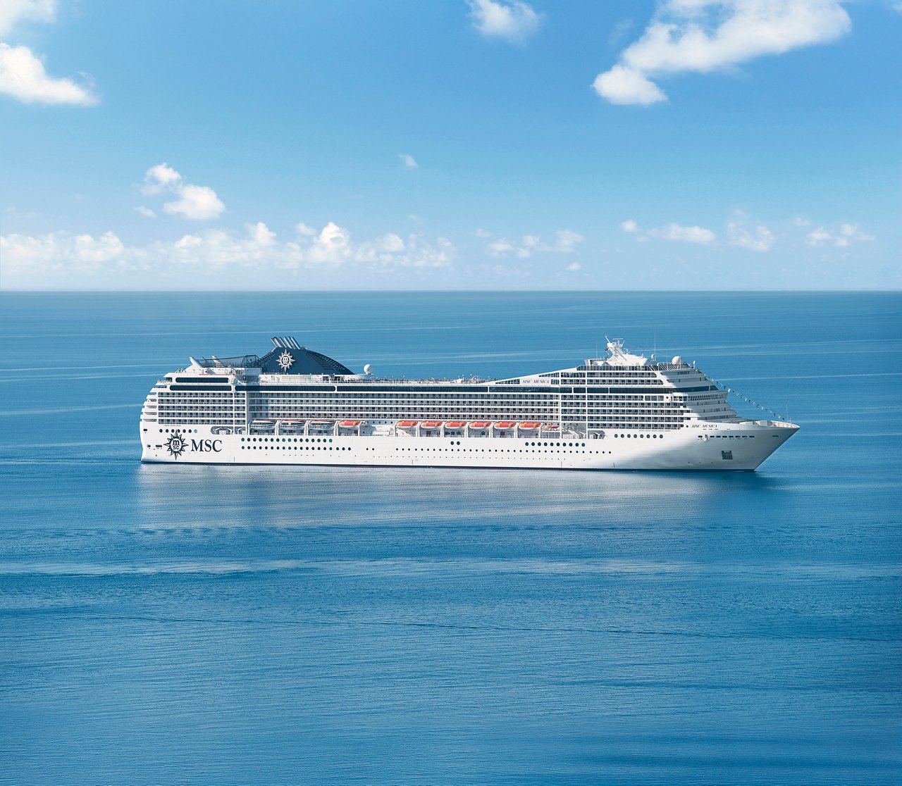 Die MSC Musica segelt anmutig in den ruhigen Gewässern des Mittelmeers nahe Katakolon unter einem strahlend blauen Himmel | MSC Cruises