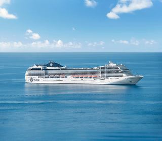 Die MSC Musica segelt anmutig in den ruhigen Gewässern des Mittelmeers nahe Katakolon unter einem strahlend blauen Himmel | MSC Cruises