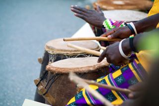Primer plano de manos tocando tambores tradicionales, mostrando la vibrante cultura de Sudáfrica | MSC Cruceros