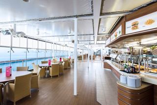 Un espacio de comedor luminoso y acogedor con vistas al mar | MSC Cruceros