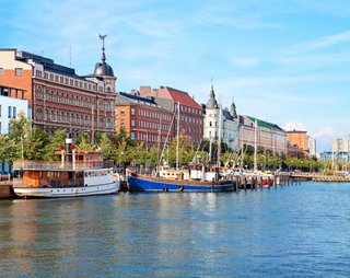 Une vue pittoresque du front de mer d'Helsinki avec des bateaux colorés et des bâtiments charmants le long de la rivière | MSC Croisières