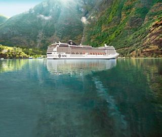 MSC Magnifica navega por un fiordo tranquilo rodeado de colinas verdes | MSC Cruceros