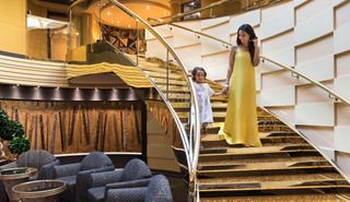Ein Paar entspannt im Panoramaraum des MSC Yacht Clubs an Bord | MSC Cruises