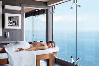Une salle de traitement de spa sereine avec vue panoramique sur la mer, invitant à la détente et au bien-être | MSC Croisières