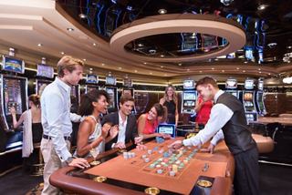 Gäste genießen einen lebhaften Moment am Roulette-Tisch im Millennium Star Casino an Bord der MSC Preziosa | MSC Cruises
