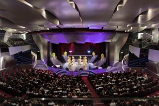 Eine lebendige Aufführung im Platinum-Theater der MSC Preziosa mit talentierten Tänzern und Sängern auf der Bühne | MSC Cruises
