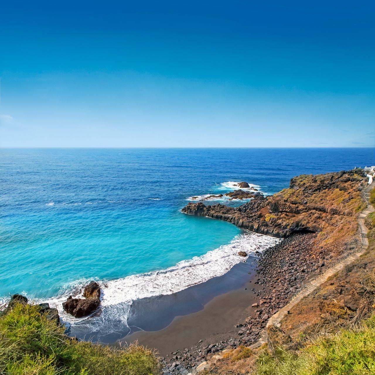 La costa di Tenerife con acque blu e spiaggia di sabbia | MSC Crociere