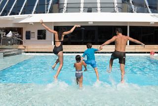 Couple enjoying drinks together by the poolside | MSC Cruises