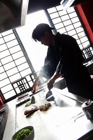 A chef prepares a delicious dish in the Kaito Teppanyaki specialty restaurant onboard | MSC Cruises