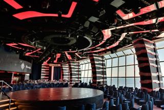 Die Carousel Lounge verfügt über eine geräumige Bühne und Sitzgelegenheiten mit Panoramablick auf das Meer durch große Fenster | MSC Cruises