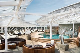 Ein ruhiger Außenbereich mit bequemen Sitzgelegenheiten und einem Pool, der zur Entspannung im MSC Yacht Club einlädt | MSC Cruises