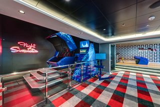 Un espace public dynamique avec un simulateur de vol et des pistes de bowling conçu pour le plaisir et l'excitation | MSC Cruises