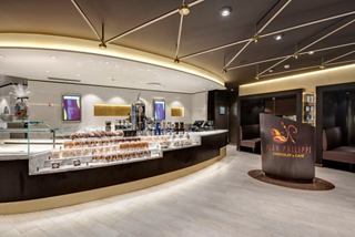 Lounge moderne avec une ambiance chaleureuse, proposant chocolat et café | MSC Croisières