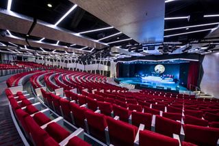 Théâtre avec des sièges rouges et une scène prête pour un spectacle | MSC Croisières
