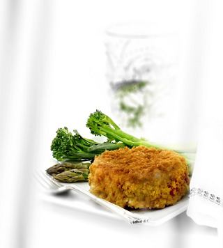 Un plat délicieux avec un grand amberjack en croûte de grissini, accompagné de brocoli et d'asperges, avec une boisson rafraîchissante | MSC Cruises