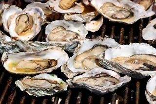 Huîtres fraîchement ouvertes sur le gril, prêtes à être dégustées dans une expérience culinaire vibrante | MSC Croisières