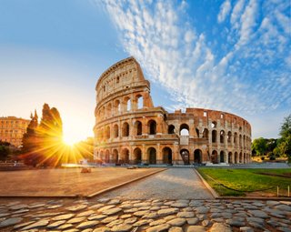 Le Colisée à Rome, illuminé par le lever du soleil, est un site historique emblématique | MSC Croisières