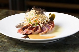 Un plato bellamente presentado de atún Ahi negro, que muestra una exquisita maestría culinaria | MSC Cruceros