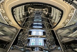 Eine atemberaubende Aussicht auf das Atrium, das elegantes Design und moderne Architektur an Bord der MSC Seaside zeigt | MSC Cruises