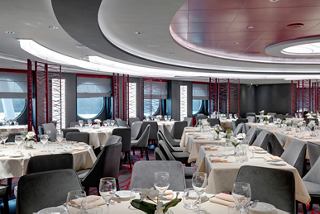 Modernes Restaurantinterieur mit eleganten Tischen und Meerblick | MSC Cruises