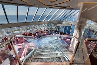 Ein luxuriöser Loungebereich mit Panoramameerblick, eleganten Sitzgelegenheiten und stilvollem Ambiente an Bord der MSC Seaside | MSC Cruises