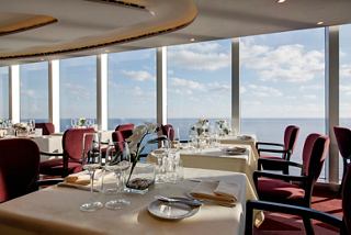 Elegante Restaurantatmosphäre mit Meerblick und wunderschön gedeckten Tischen für ein angenehmes Esserlebnis | MSC Cruises