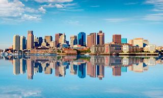 La skyline de Boston se reflète magnifiquement dans la rivière Charles sous un ciel bleu clair | MSC Croisières