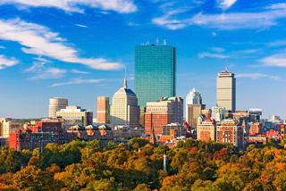 Une skyline vibrante de Boston encadrée par des arbres luxuriants sous un ciel bleu clair montrant le charme et l'énergie de la ville | MSC Croisières