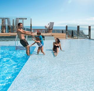 Une famille joyeuse profite d'un moment de qualité ensemble à The Garden Pool sur MSC Preziosa, créant des souvenirs durables | MSC Croisières