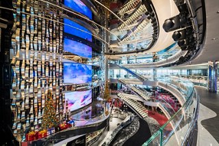 Das lebendige Atrium der MSC Seaside bietet einen beeindruckenden Weihnachtsbaum und einladende Sitzbereiche mit LED-Bildschirmen | MSC Cruises