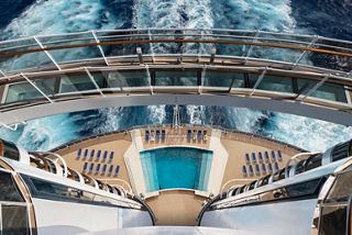 Luftaufnahme des South Beach Poolbereichs auf der MSC Seaside, die Freizeitbereiche und einladendes Wasser hervorhebt | MSC Cruises