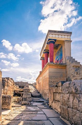 El Palacio de Cnosos en Creta presenta frescos coloridos y columnas antiguas contra un cielo brillante | MSC Cruceros