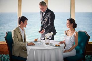 Un couple profite d'une expérience gastronomique raffinée avec un service attentionné au restaurant Villa Verde à bord du MSC Splendida | MSC Croisières