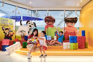 Kinder genießen interaktive Spielzeit im Lego Club an Bord der MSC Splendida mit freundlichem Personal, das sie anleitet | MSC Cruises