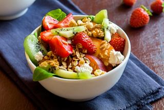 Eine lebendige Schüssel mit frischem Obst, Granola und Joghurt, perfekt für ein nahrhaftes Frühstück | MSC Cruises