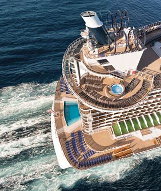 Luftaufnahme der MSC Seaside, die den Poolbereich und die Heckwelle im offenen Meer zeigt | MSC Cruises