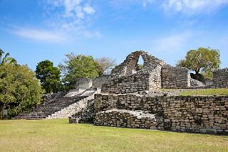 Ruines mayas anciennes à Kohunlich, entourées de verdure luxuriante et d'un ciel bleu, invitent à l'exploration et à la découverte | MSC Croisières
