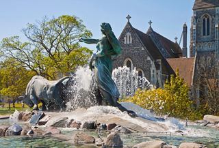 Une belle statue entourée de verdure luxuriante et d'architecture historique à Copenhague | MSC Croisières
