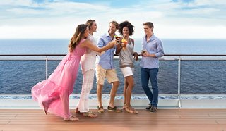 Un groupe d'amis jeunes déguste un cocktail lors d'une croisière | MSC Cruises