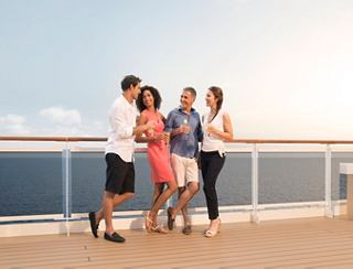 Dos parejas disfrutan de una bebida en un crucero | MSC Cruceros
