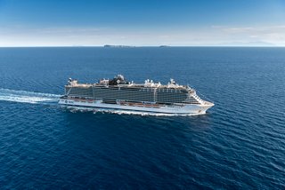 Le MSC Seaview glisse à travers la mer calme, mettant en avant son élégance sous le ciel dégagé | MSC Croisières